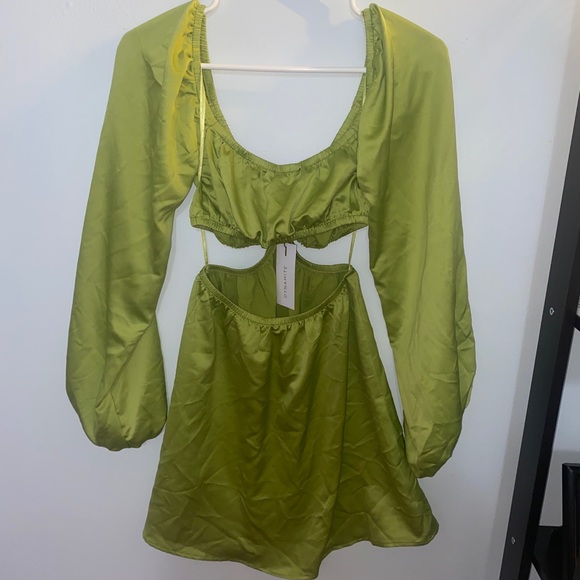 Satin dress w/ cutout _ DYNAMITE - Picture 2 of 3